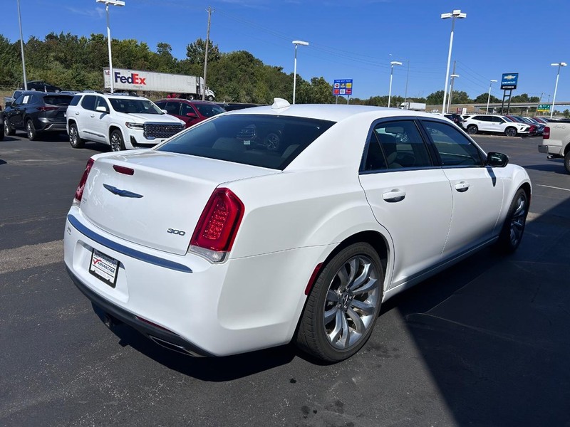 Chrysler 300 Vehicle Full-screen Gallery Image 05