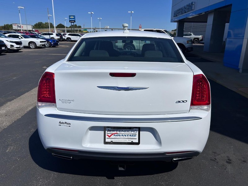 Chrysler 300 Vehicle Full-screen Gallery Image 06