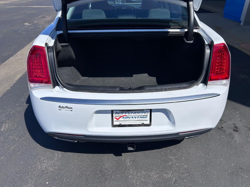 Chrysler 300 Vehicle Full-screen Gallery Image 07