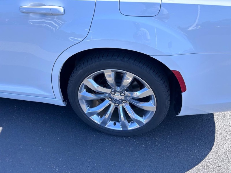 Chrysler 300 Vehicle Full-screen Gallery Image 08