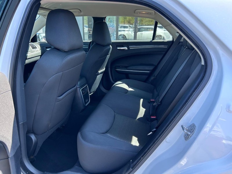 Chrysler 300 Vehicle Full-screen Gallery Image 09