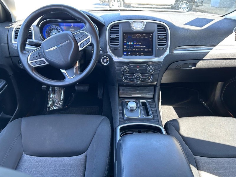 Chrysler 300 Vehicle Full-screen Gallery Image 10