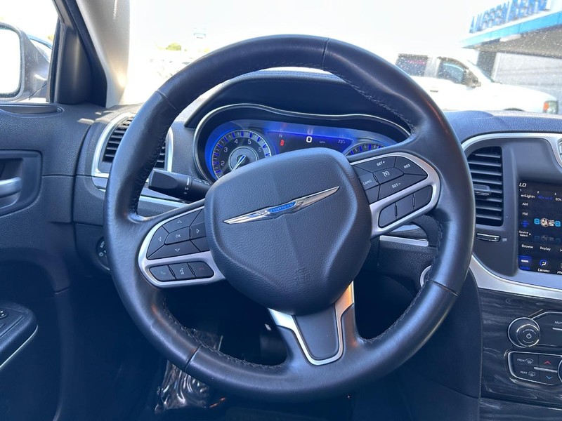 Chrysler 300 Vehicle Full-screen Gallery Image 11