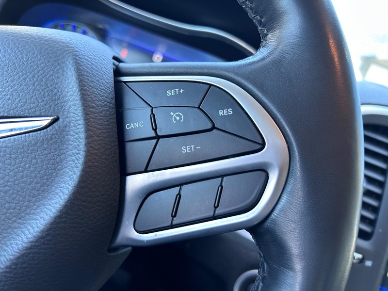 Chrysler 300 Vehicle Full-screen Gallery Image 13