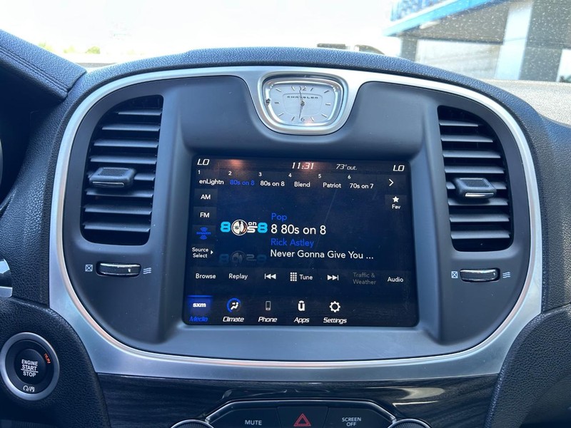 Chrysler 300 Vehicle Full-screen Gallery Image 14