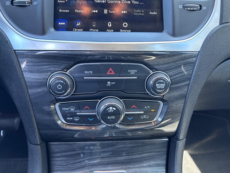 Chrysler 300 Vehicle Full-screen Gallery Image 15