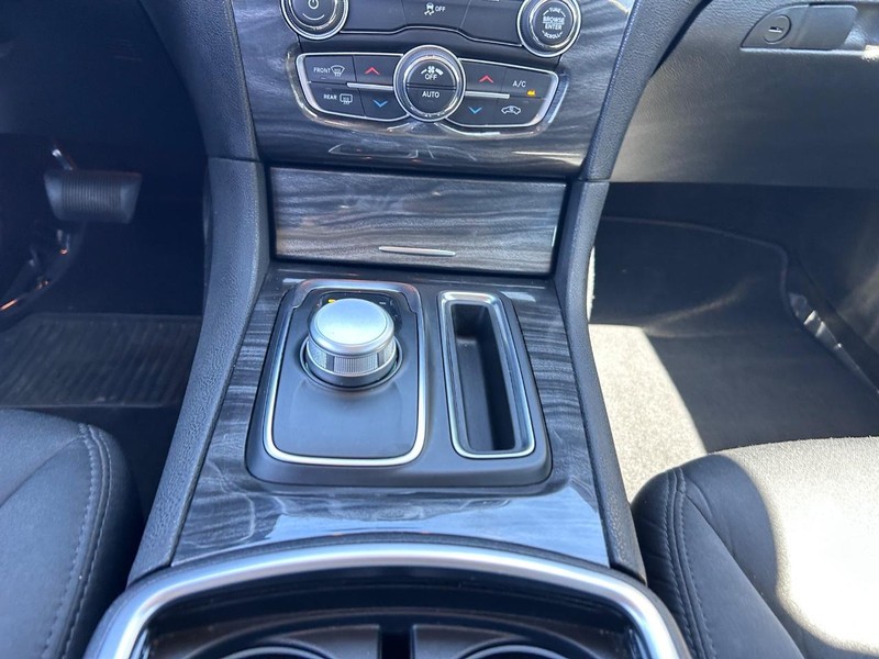 Chrysler 300 Vehicle Full-screen Gallery Image 16