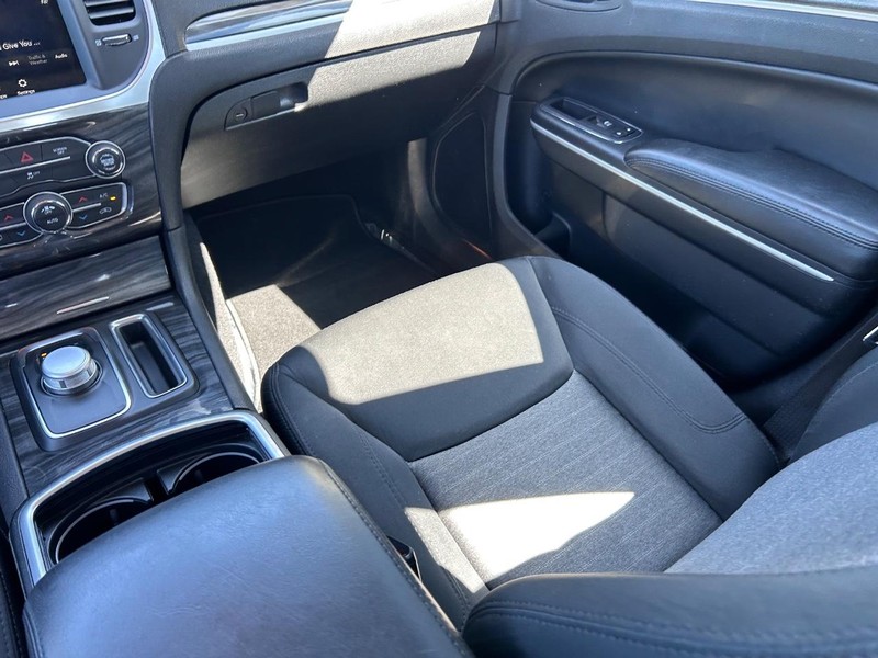 Chrysler 300 Vehicle Full-screen Gallery Image 17