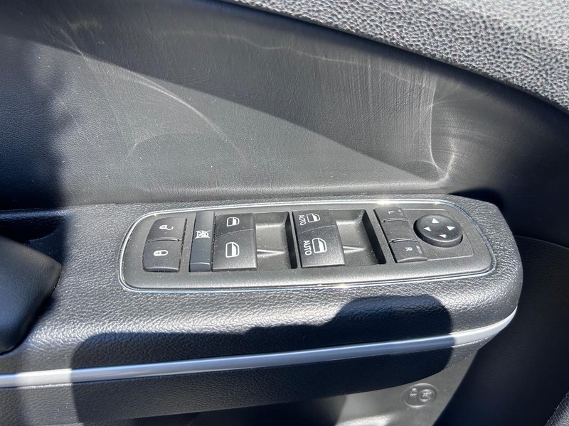 Chrysler 300 Vehicle Full-screen Gallery Image 18