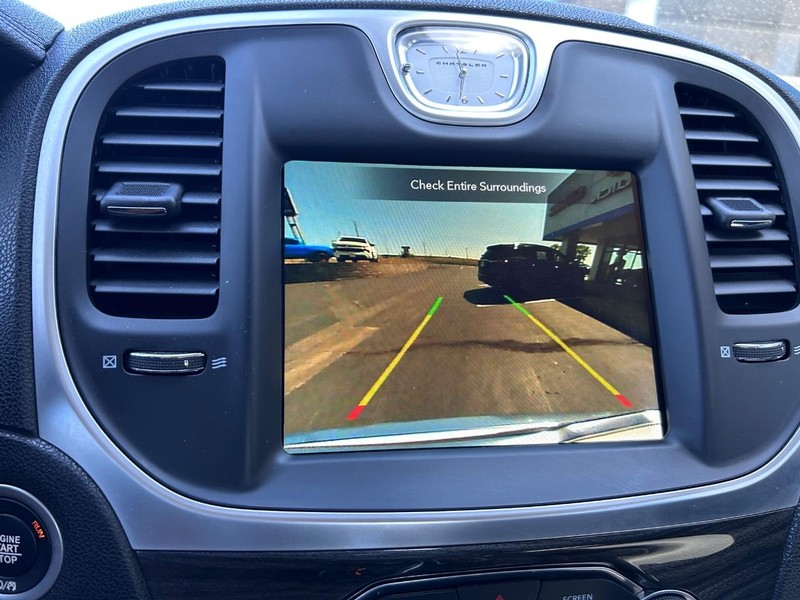 Chrysler 300 Vehicle Full-screen Gallery Image 21