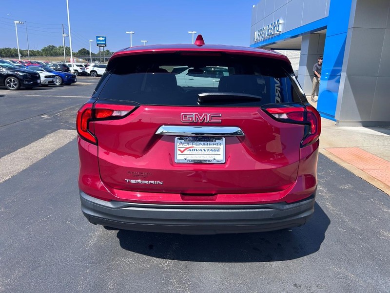 GMC Terrain Vehicle Full-screen Gallery Image 06