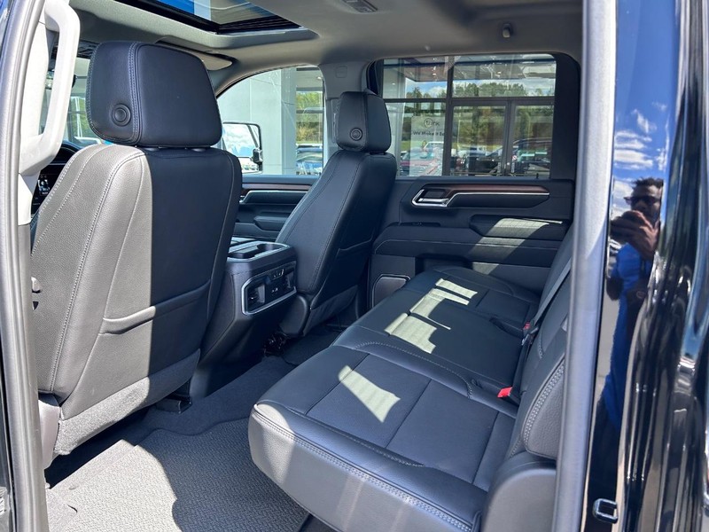 GMC Sierra 3500HD Vehicle Full-screen Gallery Image 09