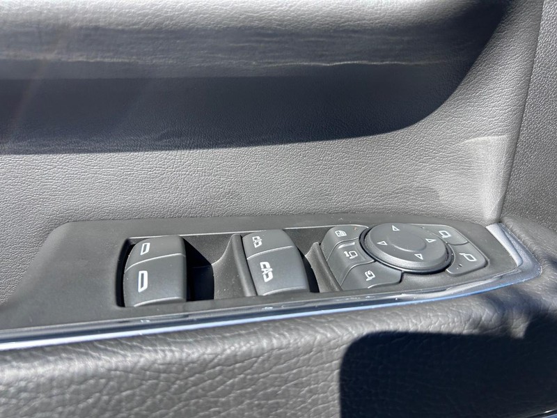 GMC Sierra 3500HD Vehicle Full-screen Gallery Image 18