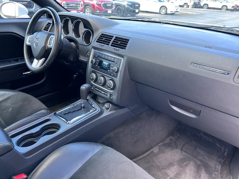 Dodge Challenger Vehicle Full-screen Gallery Image 11