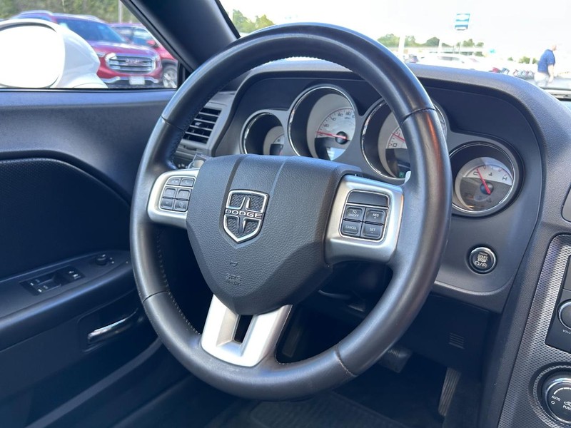 Dodge Challenger Vehicle Full-screen Gallery Image 12