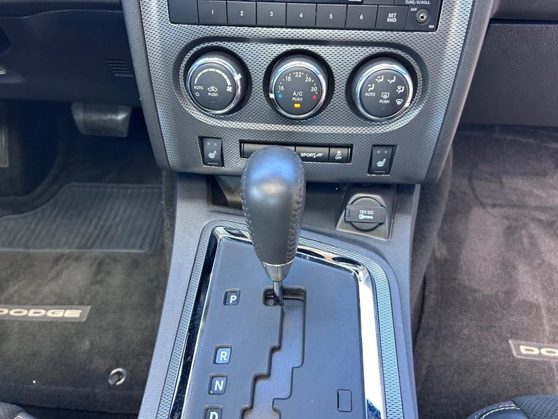 Dodge Challenger Vehicle Full-screen Gallery Image 17