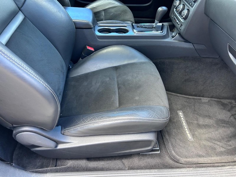 Dodge Challenger Vehicle Full-screen Gallery Image 18