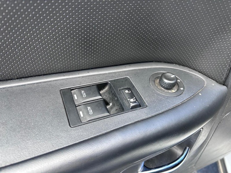 Dodge Challenger Vehicle Full-screen Gallery Image 19