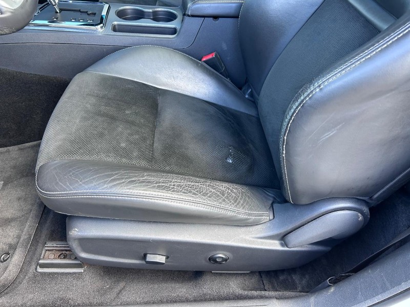 Dodge Challenger Vehicle Full-screen Gallery Image 21