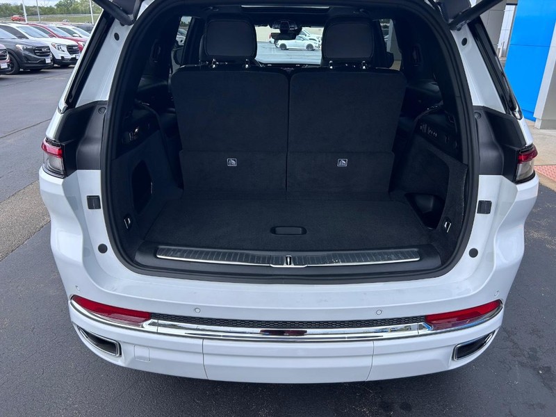 Jeep Grand Cherokee L Vehicle Full-screen Gallery Image 07