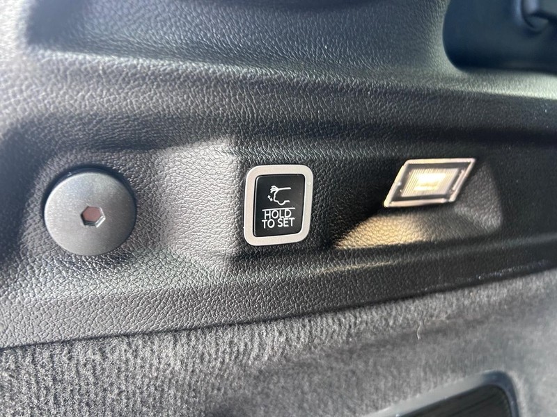 Jeep Grand Cherokee L Vehicle Full-screen Gallery Image 08