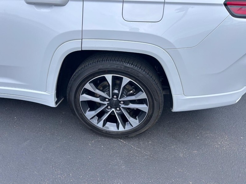 Jeep Grand Cherokee L Vehicle Full-screen Gallery Image 09