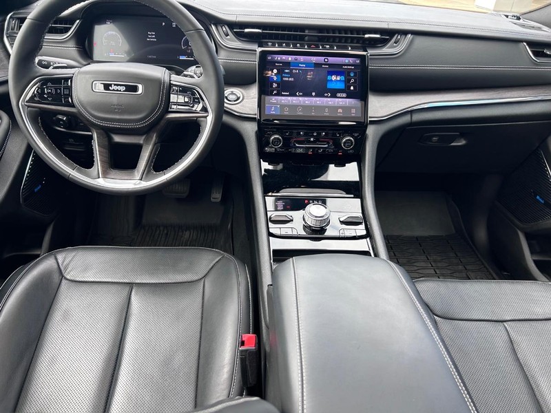 Jeep Grand Cherokee L Vehicle Full-screen Gallery Image 14