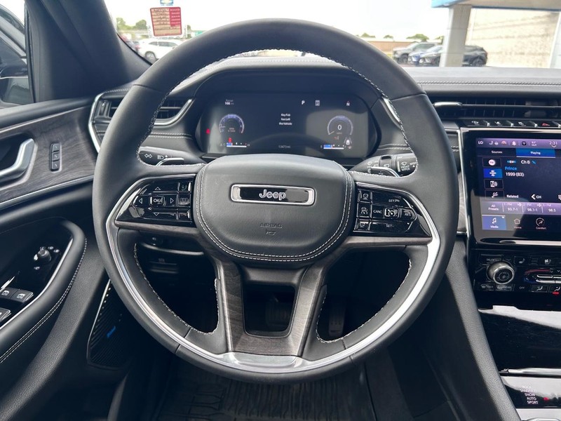 Jeep Grand Cherokee L Vehicle Full-screen Gallery Image 15