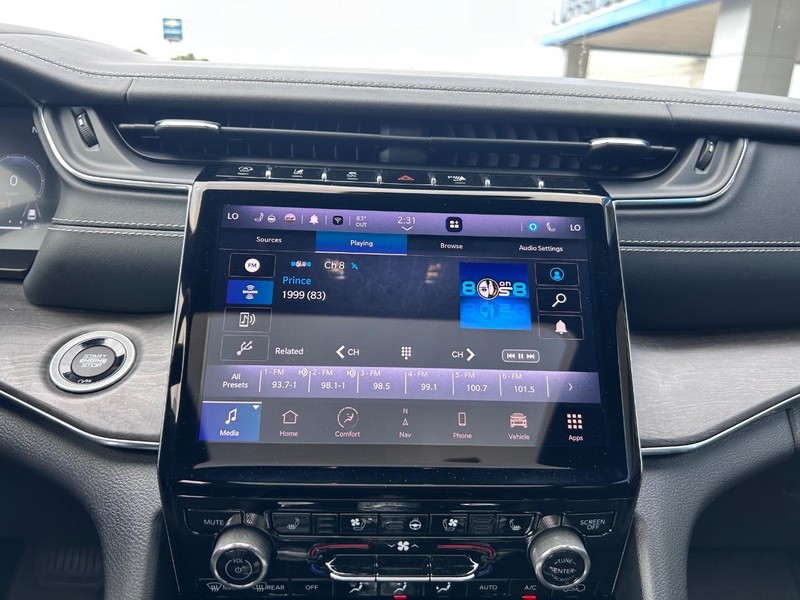 Jeep Grand Cherokee L Vehicle Full-screen Gallery Image 18