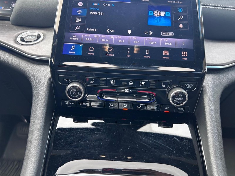 Jeep Grand Cherokee L Vehicle Full-screen Gallery Image 19