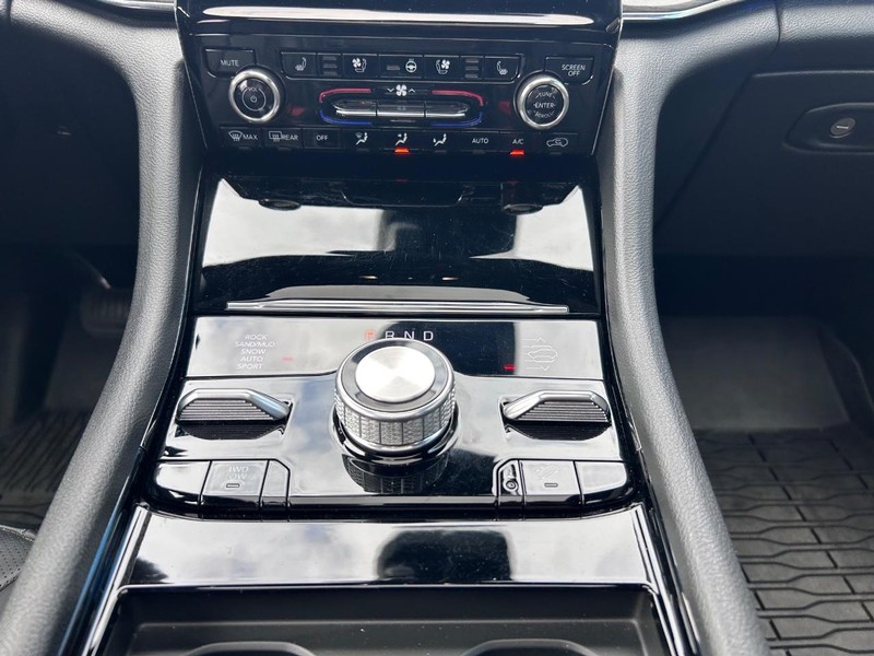 Jeep Grand Cherokee L Vehicle Full-screen Gallery Image 20