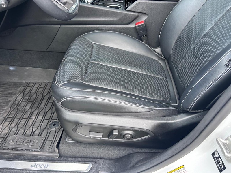 Jeep Grand Cherokee L Vehicle Full-screen Gallery Image 24