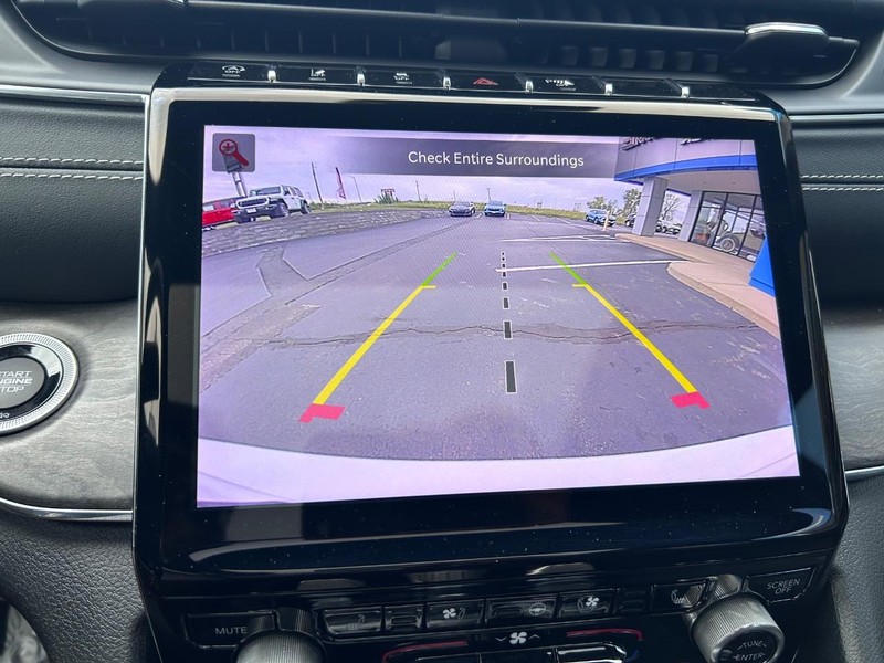 Jeep Grand Cherokee L Vehicle Full-screen Gallery Image 26