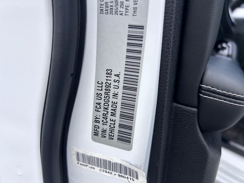 Jeep Grand Cherokee L Vehicle Full-screen Gallery Image 27