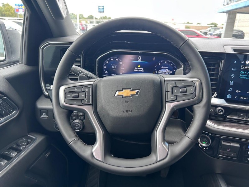 Chevrolet Silverado 1500 Vehicle Full-screen Gallery Image 12