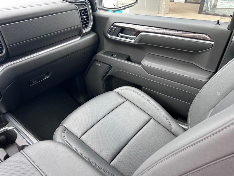 Chevrolet Silverado 1500 Vehicle Full-screen Gallery Image 19