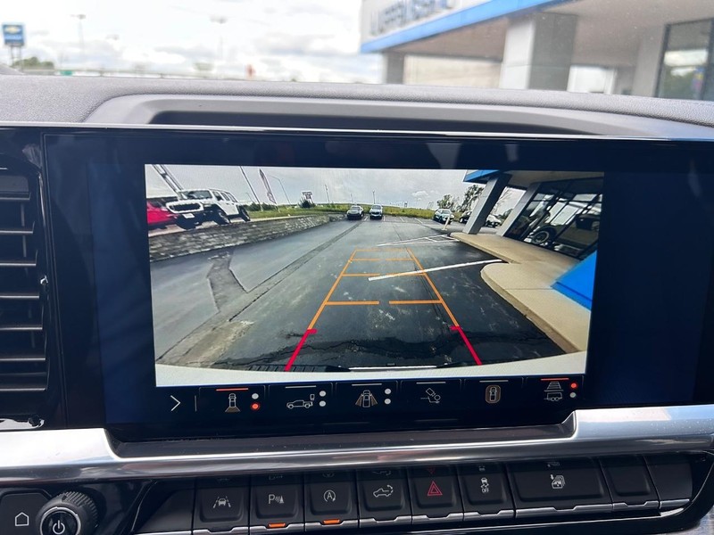 Chevrolet Silverado 1500 Vehicle Full-screen Gallery Image 24