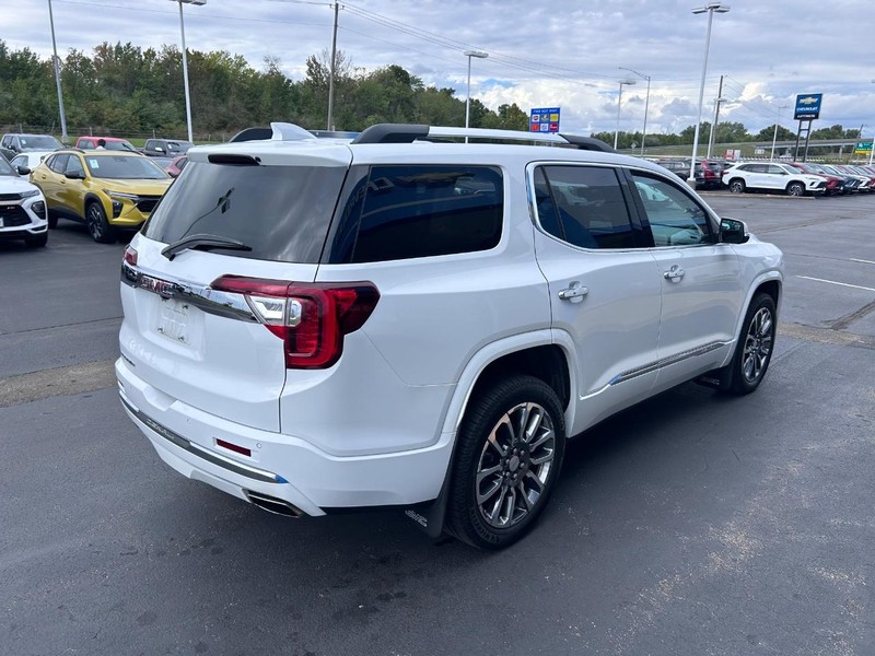 GMC Acadia Vehicle Full-screen Gallery Image 05