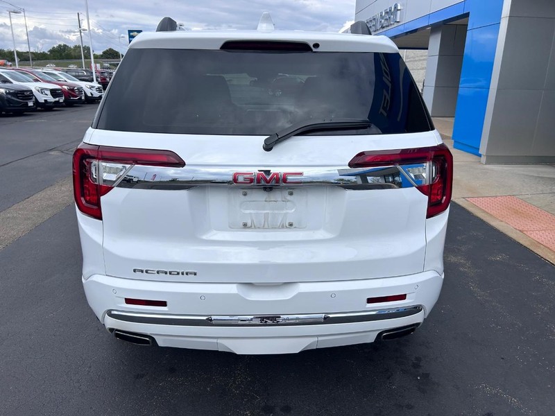 GMC Acadia Vehicle Full-screen Gallery Image 06