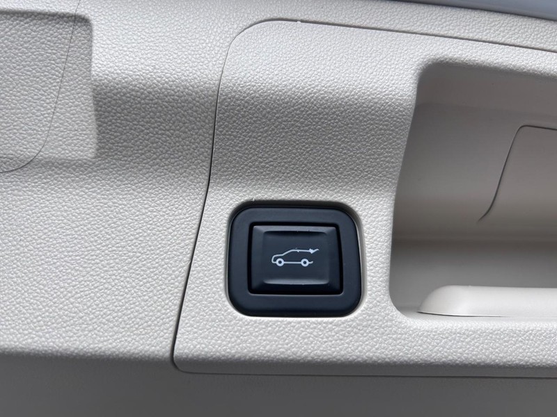GMC Acadia Vehicle Full-screen Gallery Image 08