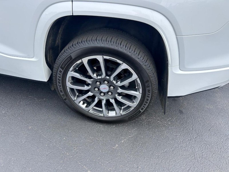 GMC Acadia Vehicle Full-screen Gallery Image 09