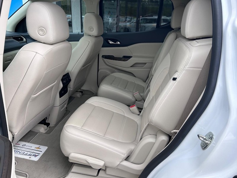 GMC Acadia Vehicle Full-screen Gallery Image 11