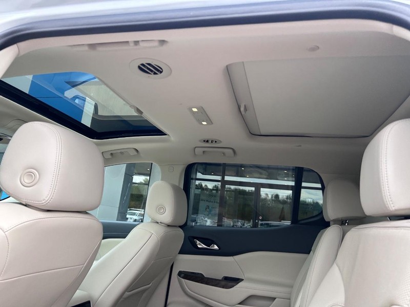 GMC Acadia Vehicle Full-screen Gallery Image 12