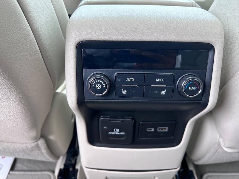 GMC Acadia Vehicle Full-screen Gallery Image 13