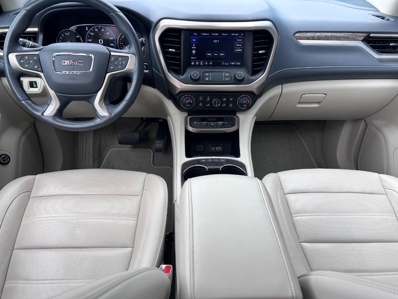 GMC Acadia Vehicle Full-screen Gallery Image 14