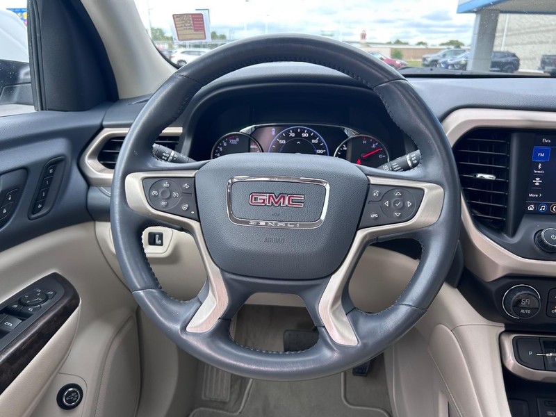 GMC Acadia Vehicle Full-screen Gallery Image 15