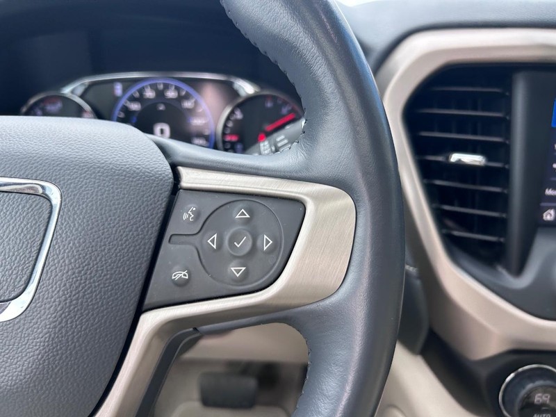 GMC Acadia Vehicle Full-screen Gallery Image 17