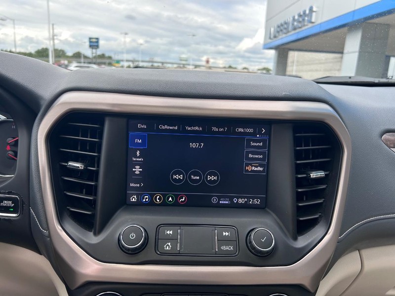 GMC Acadia Vehicle Full-screen Gallery Image 18