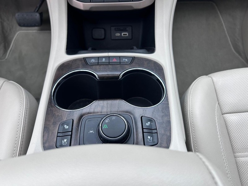 GMC Acadia Vehicle Full-screen Gallery Image 21