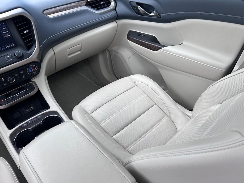 GMC Acadia Vehicle Full-screen Gallery Image 22